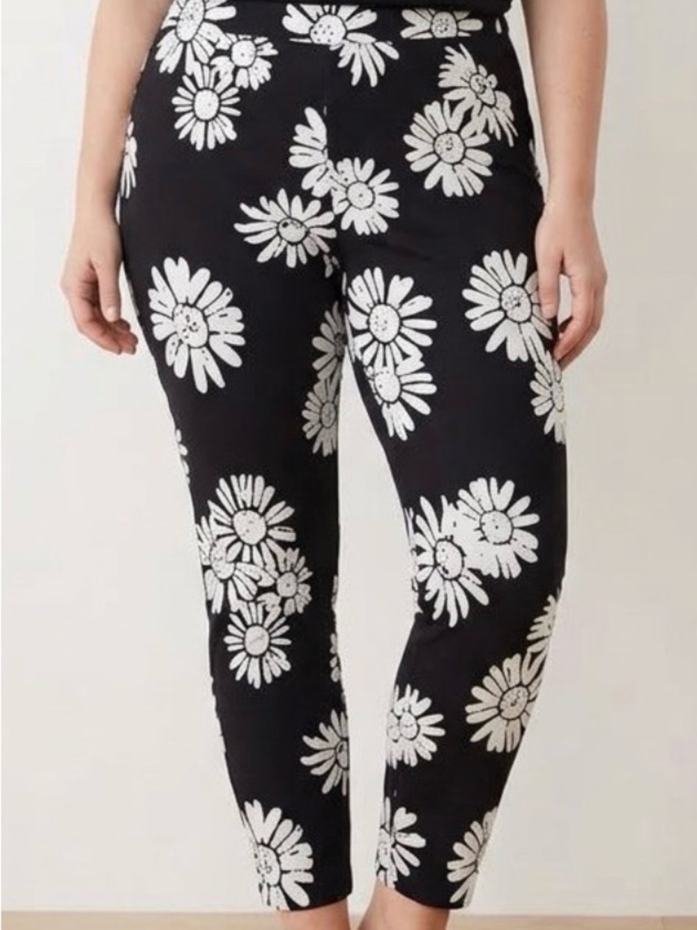 Maison Jules Black & White Daisy Floral Pull-On Pants - Size Medium